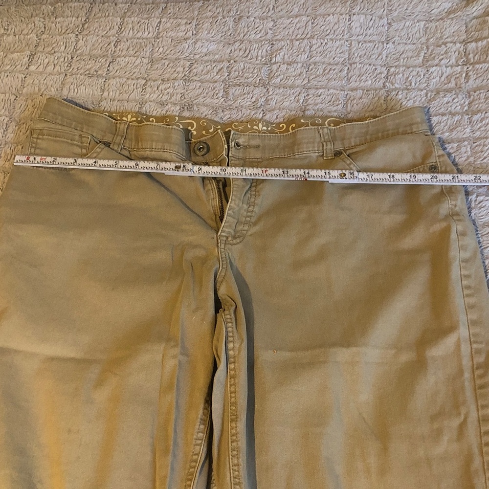 Faded Glory Women's Tan Bermuda Shorts - Picture 6 of 7